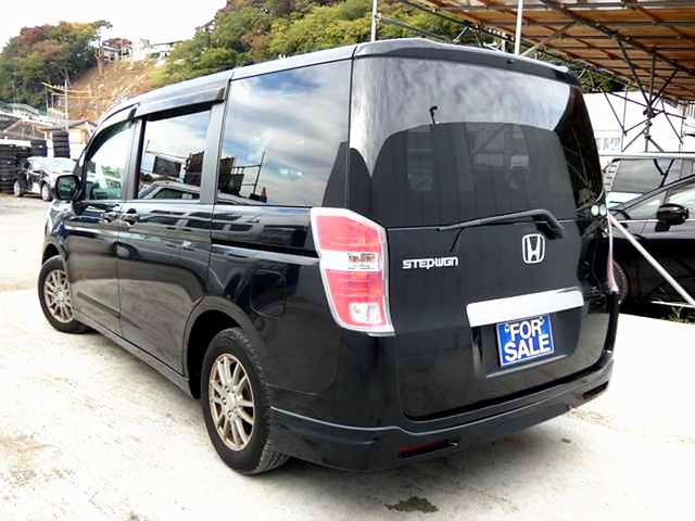 2010 Honda Stepwgn – thumbnail 2