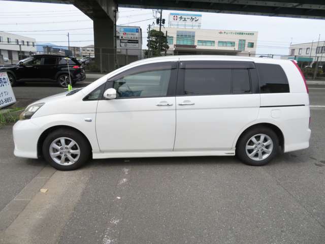 2009 Toyota Isis – thumbnail 3