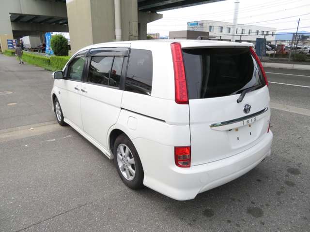 2009 Toyota Isis – thumbnail 4