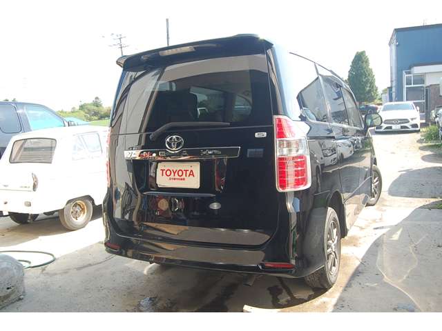 2009 Toyota Noah – thumbnail 4