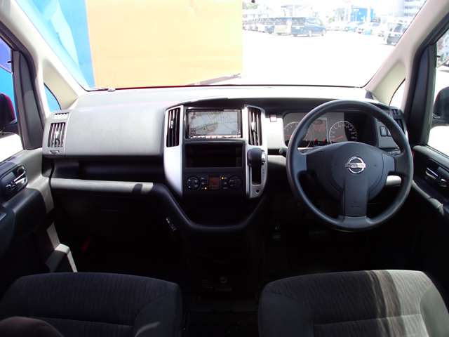 2010 Nissan Serena – thumbnail 4