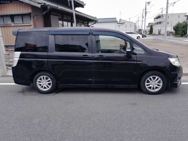 2010 Honda Stepwgn – thumbnail 4