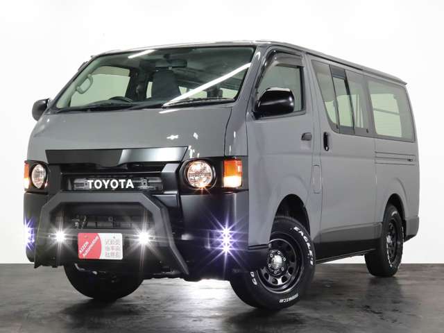 2010 Toyota Hiace – thumbnail 3