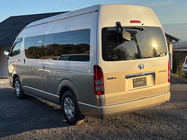 2010 Toyota Hiace – thumbnail 4