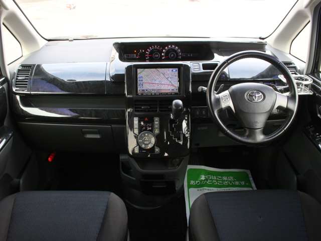 2010 Toyota Voxy – thumbnail 4