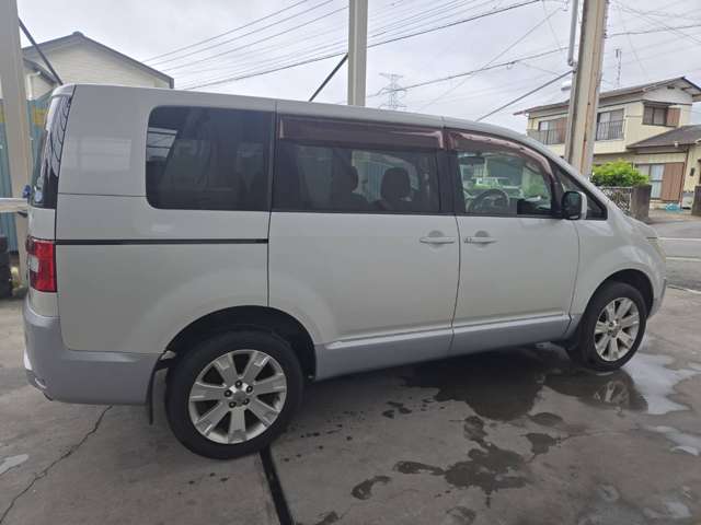 2009 Mitsubishi Delica D:5 – thumbnail 3