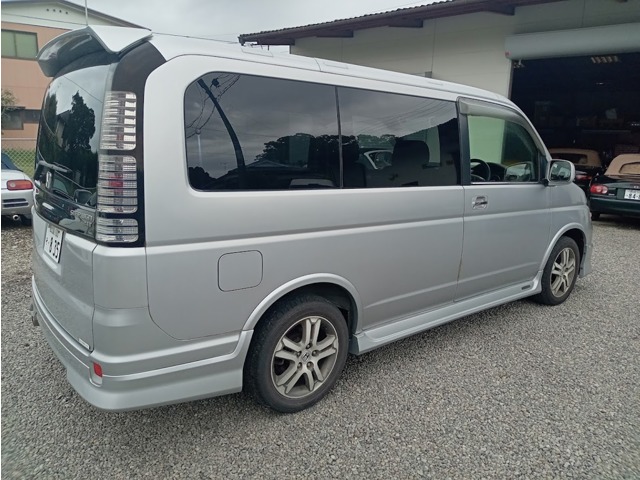 2004 Honda Stepwgn – thumbnail 2