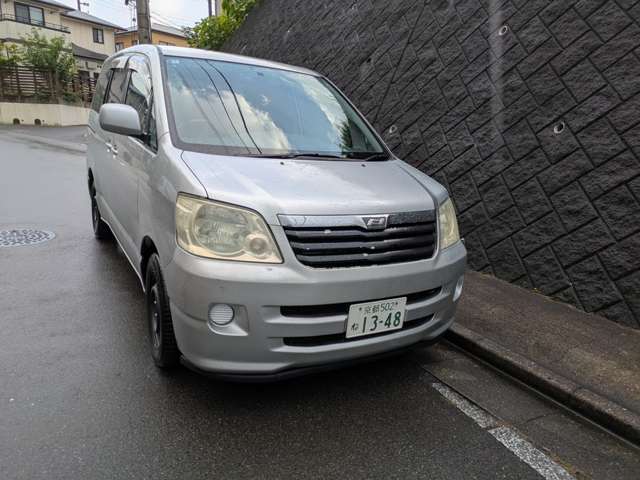 2002 Toyota Noah – thumbnail 2