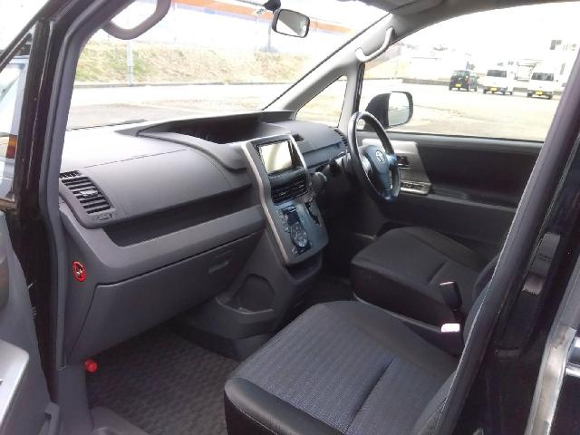 2009 Toyota Voxy – thumbnail 3