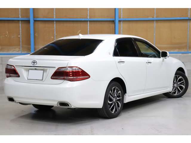 2010 Toyota Crown Royal – thumbnail 3