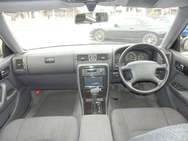 1994 Nissan Gloria – thumbnail 4