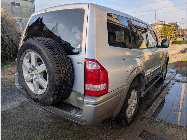 2005 Mitsubishi Pajero – thumbnail 3