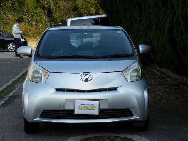 2010 Toyota iQ – thumbnail 2