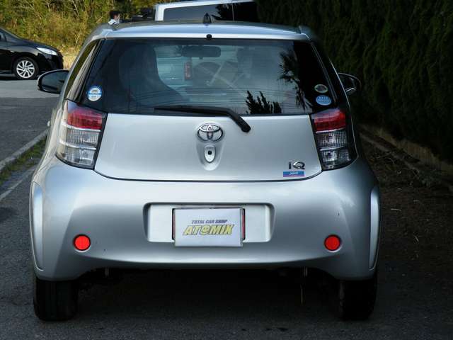 2010 Toyota iQ – thumbnail 3