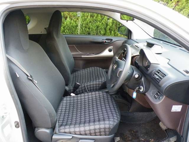 2010 Toyota iQ – thumbnail 4