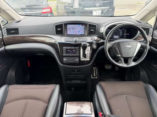 2010 Nissan Elgrand – thumbnail 4