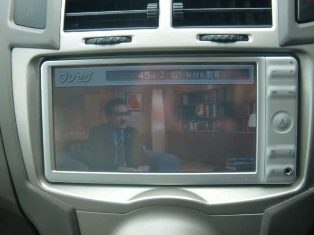 2010 Toyota Vitz – thumbnail 2