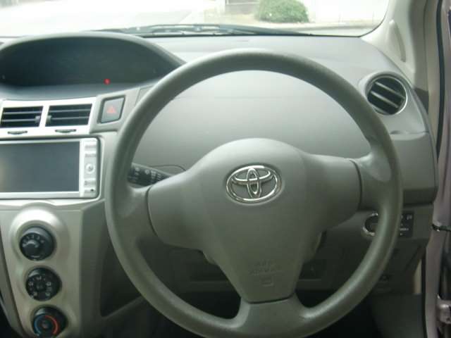 2010 Toyota Vitz – thumbnail 3