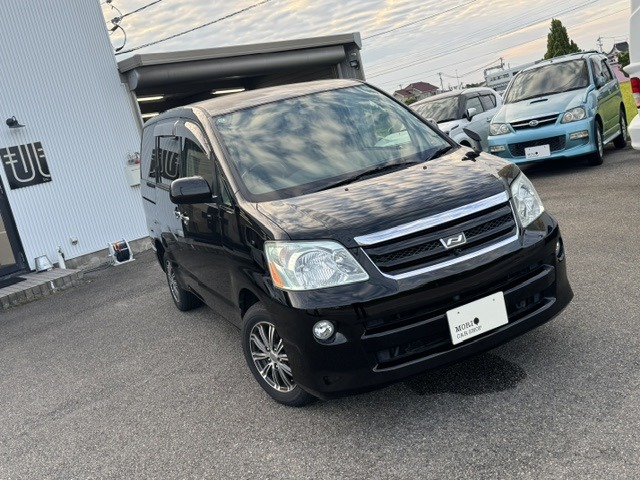 2005 Toyota Noah
