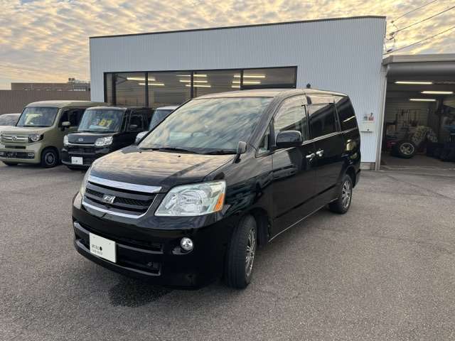 2005 Toyota Noah – thumbnail 4