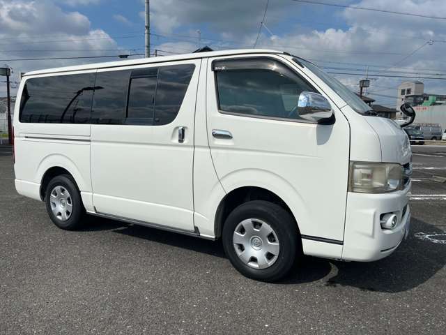 2010 Toyota Hiace – thumbnail 3