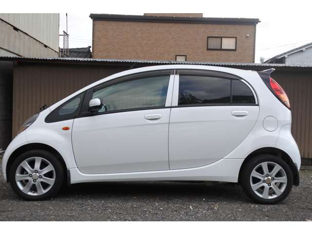 2010 Mitsubishi i – thumbnail 2