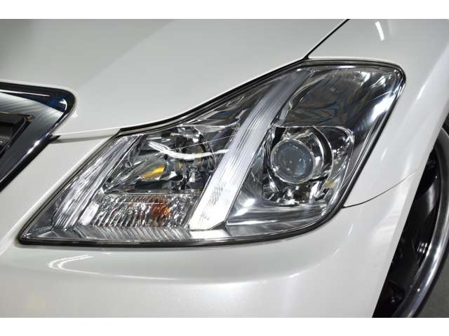 2010 Toyota Crown Royal – thumbnail 4