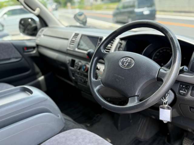 2004 Toyota Hiace – thumbnail 2