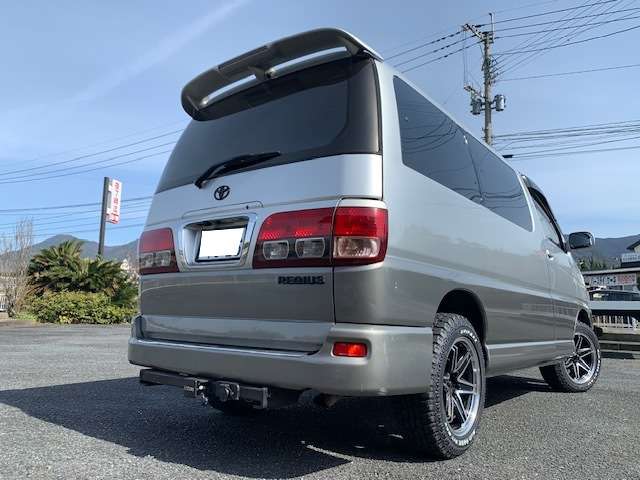2001 Toyota Regius – thumbnail 3