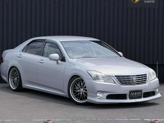 2010 Toyota Crown Royal – thumbnail 3