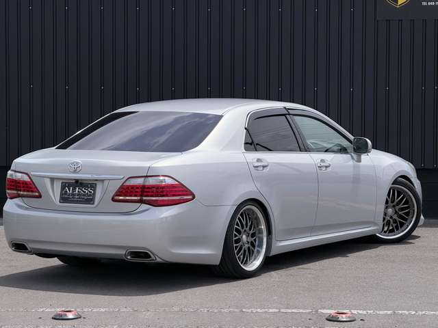 2010 Toyota Crown Royal – thumbnail 4