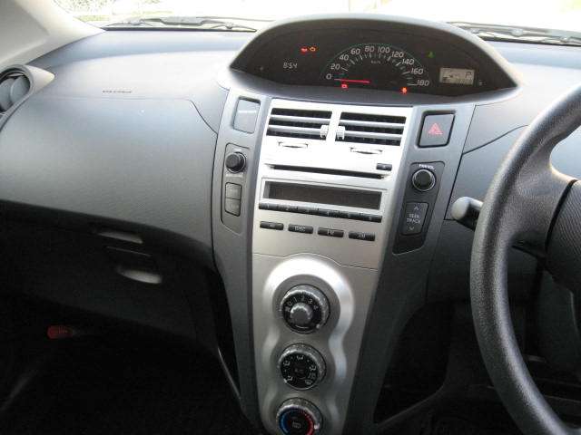 2005 Toyota Vitz – thumbnail 4