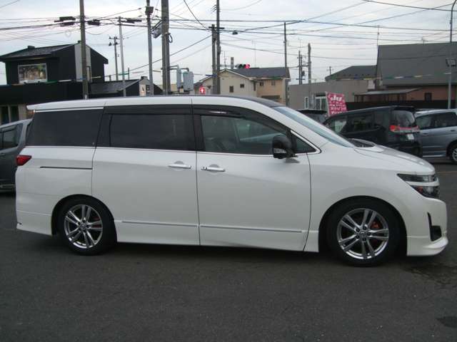 2010 Nissan Elgrand – thumbnail 4