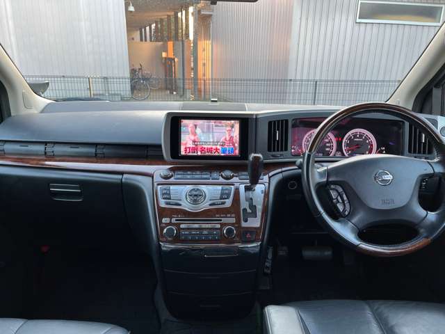 2009 Nissan Elgrand – thumbnail 2