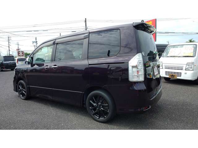 2010 Toyota Voxy – thumbnail 4