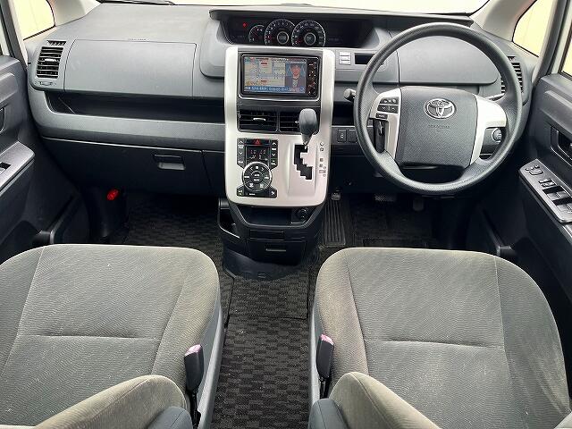 2010 Toyota Voxy – thumbnail 4