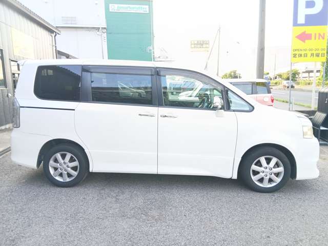 2009 Toyota Voxy – thumbnail 4
