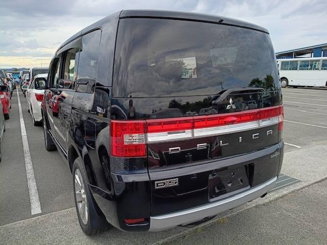 2009 Mitsubishi Delica D:5 – thumbnail 2