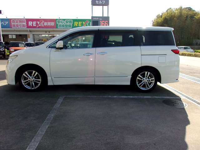 2010 Nissan Elgrand – thumbnail 2