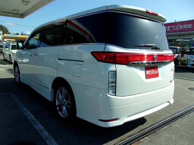 2010 Nissan Elgrand – thumbnail 3