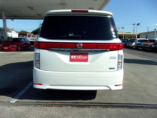 2010 Nissan Elgrand – thumbnail 4