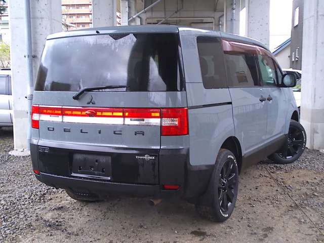 2009 Mitsubishi Delica D:5 – thumbnail 2