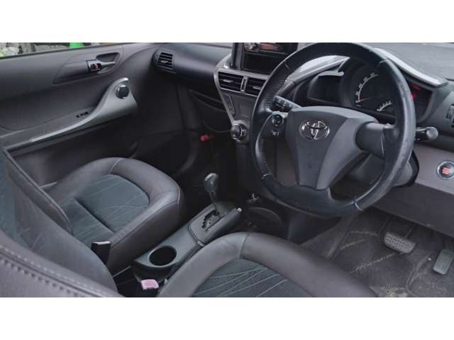 2009 Toyota iQ – thumbnail 2