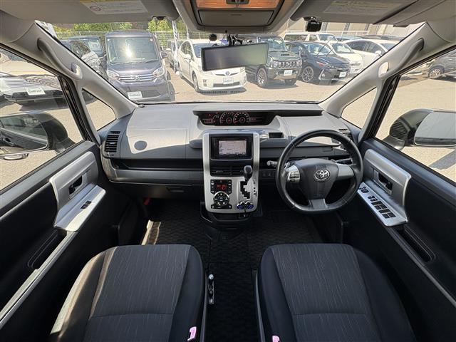 2010 Toyota Noah – thumbnail 2