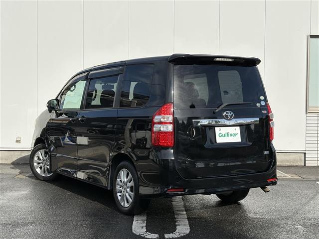 2010 Toyota Noah – thumbnail 3