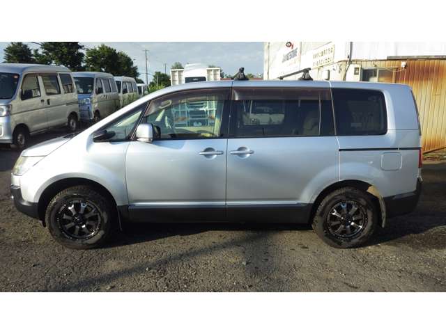 2009 Mitsubishi Delica D:5 – thumbnail 2