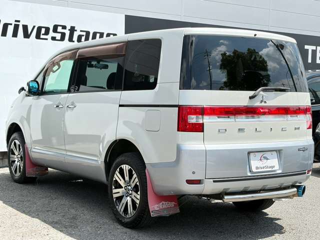2010 Mitsubishi Delica D:5 – thumbnail 4