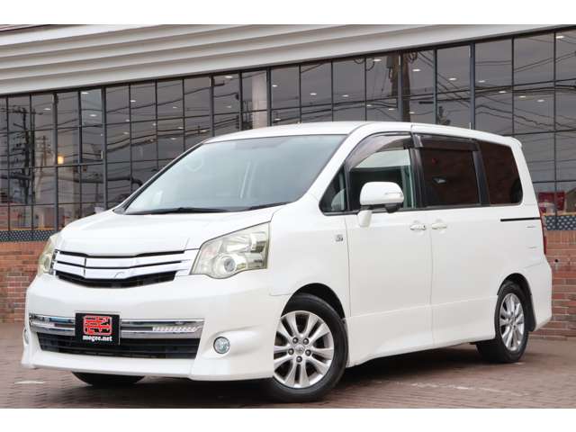 2010 Toyota Noah – thumbnail 4