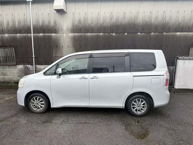 2009 Toyota Noah – thumbnail 2