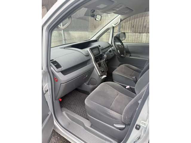 2009 Toyota Noah – thumbnail 4